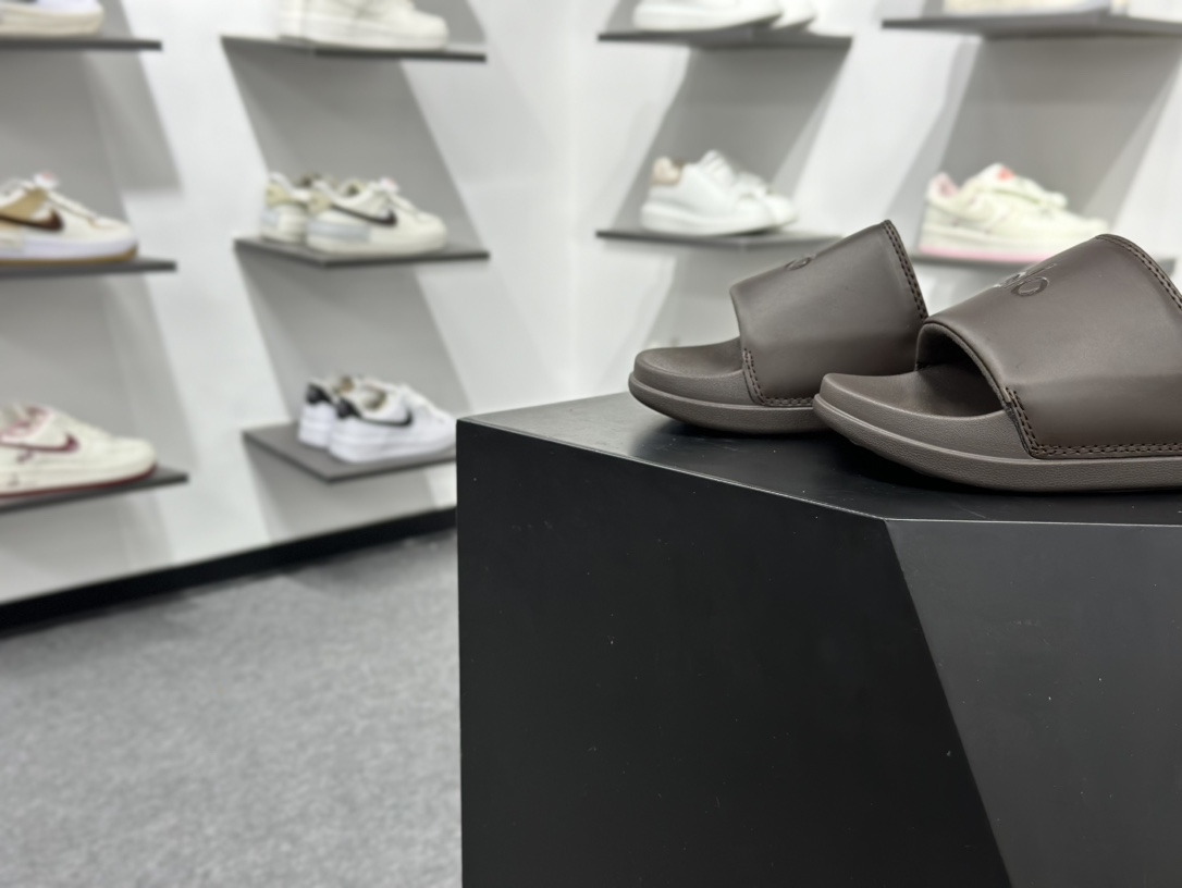 110 Alo Yoga Unisex It Slide 舒适百搭 防滑防磨一字拖鞋 尺码：36-45 编码：cc45865