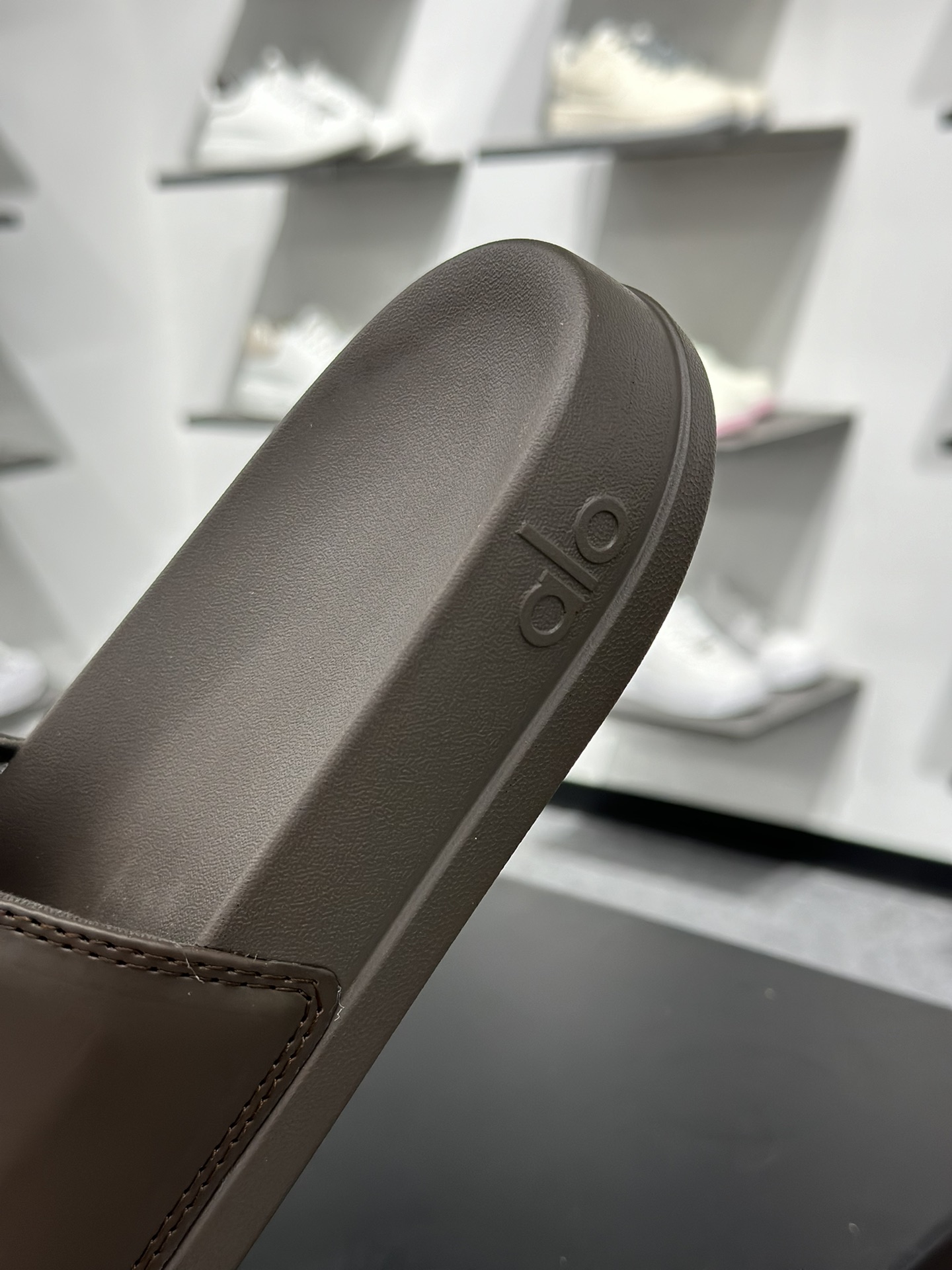 110 Alo Yoga Unisex It Slide 舒适百搭 防滑防磨一字拖鞋 尺码：36-45 编码：cc45865