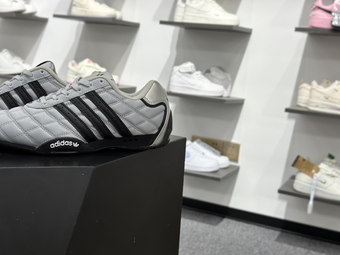 240 阿迪赛车鞋限定复古芭蕾风 超级有光泽感的银灰色赛车鞋