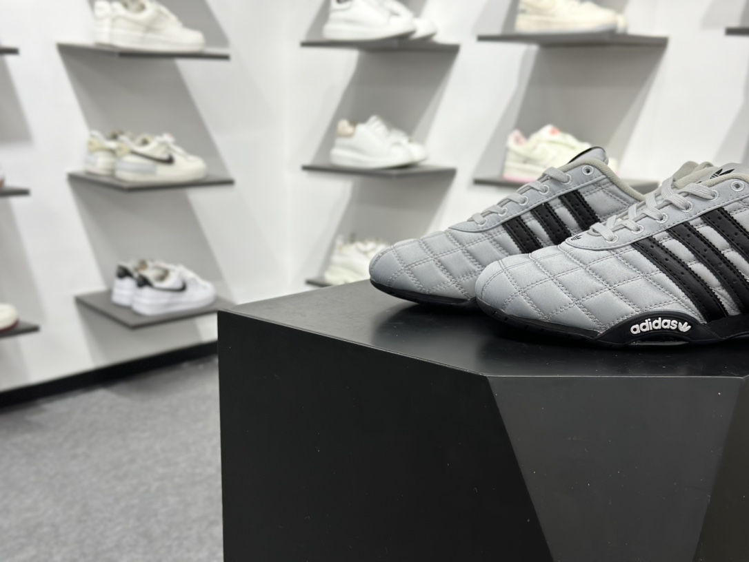 240 阿迪赛车鞋限定复古芭蕾风 超级有光泽感的银灰色赛车鞋