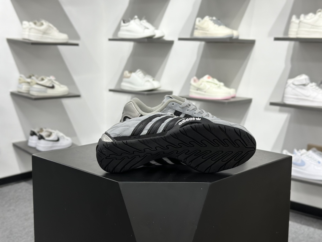 240 阿迪赛车鞋限定复古芭蕾风 超级有光泽感的银灰色赛车鞋