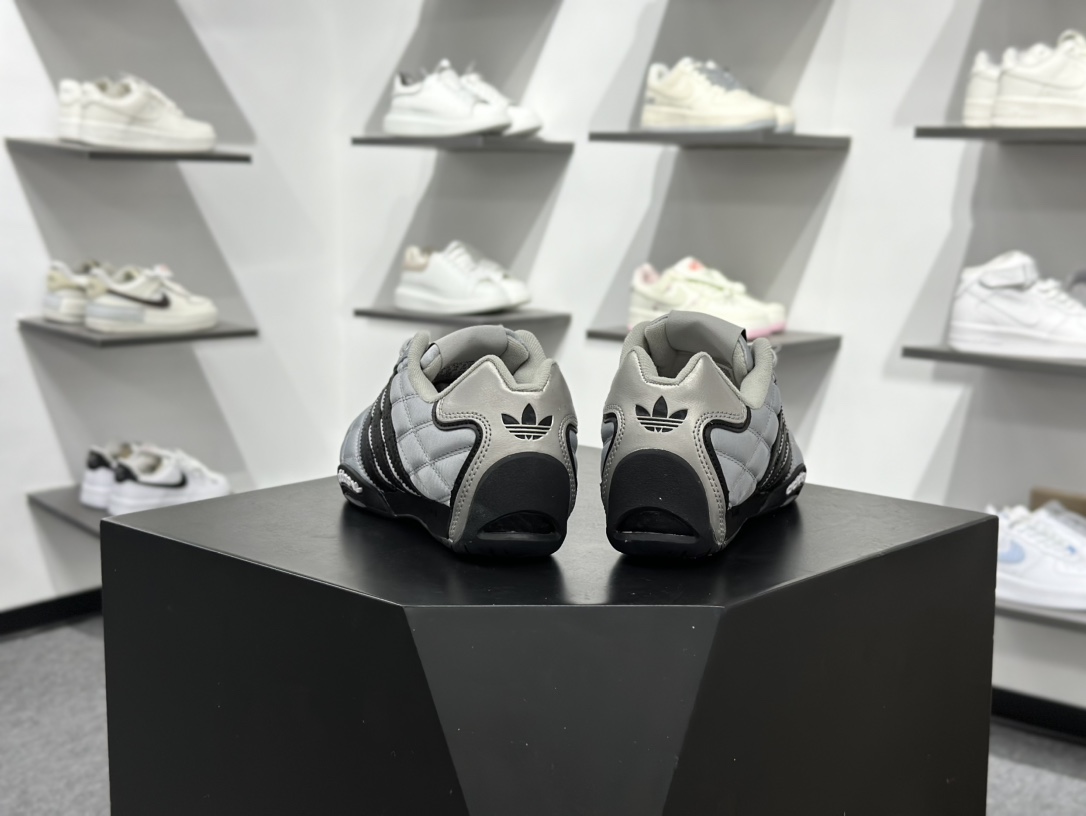 240 阿迪赛车鞋限定复古芭蕾风 超级有光泽感的银灰色赛车鞋