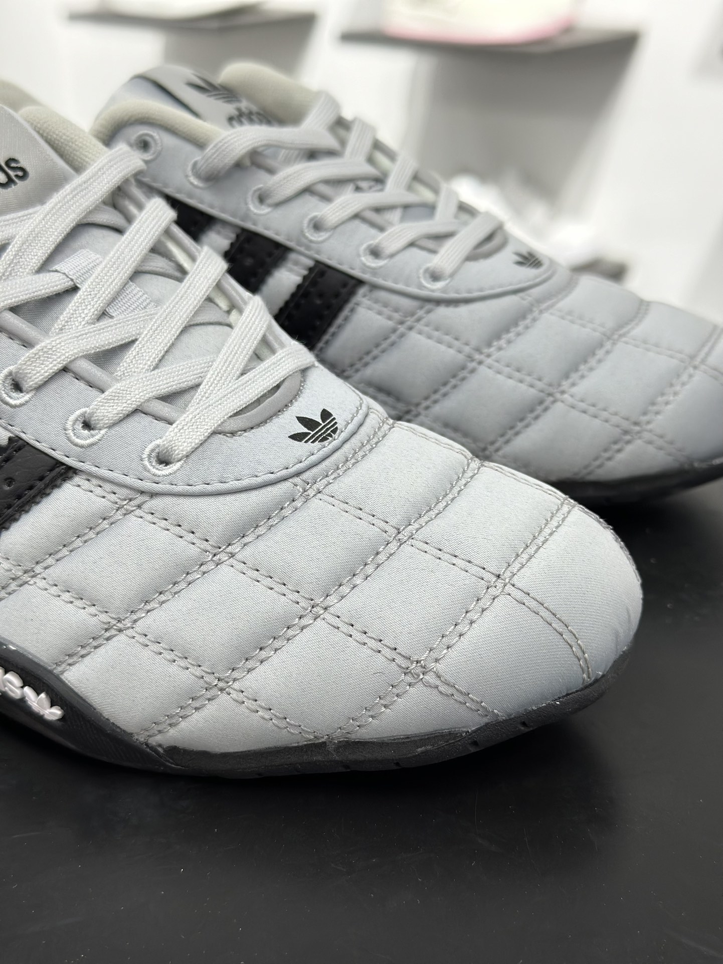 240 阿迪赛车鞋限定复古芭蕾风 超级有光泽感的银灰色赛车鞋