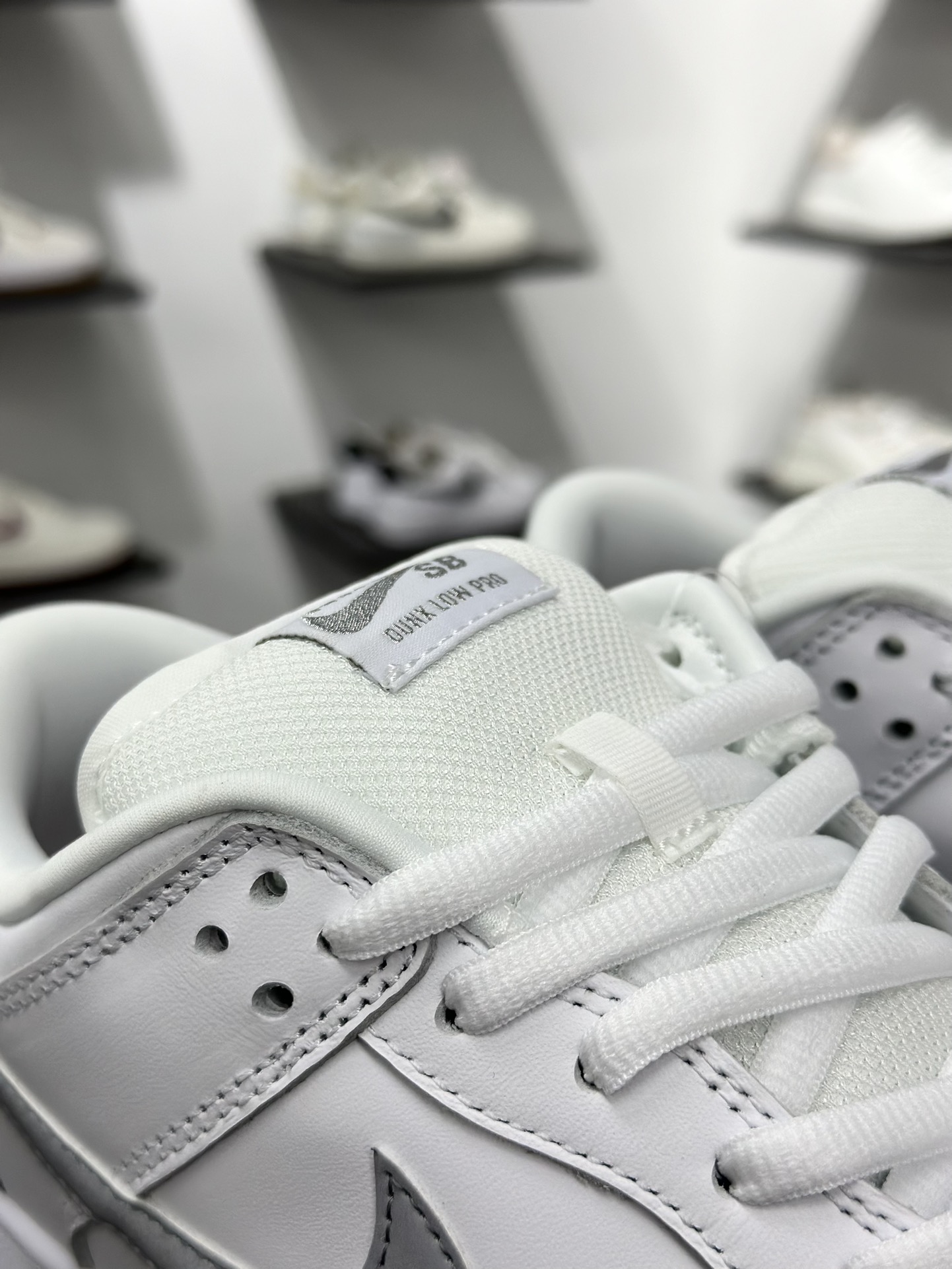 320 Nike Dunk SB DUNK LOW PRO QS x Supreme 白灰 HQ8487-100