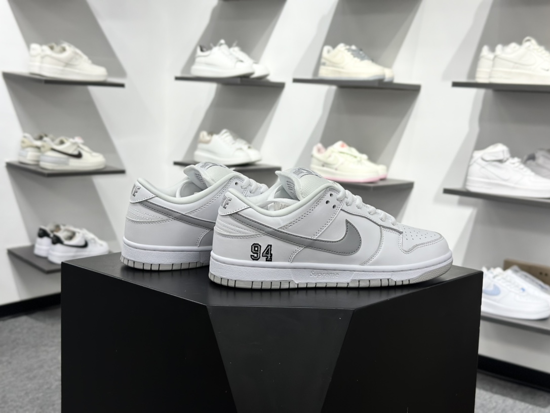 320 Nike Dunk SB DUNK LOW PRO QS x Supreme 白灰 HQ8487-100