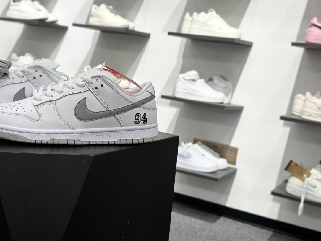 320 Nike Dunk SB DUNK LOW PRO QS x Supreme 白灰 HQ8487-100