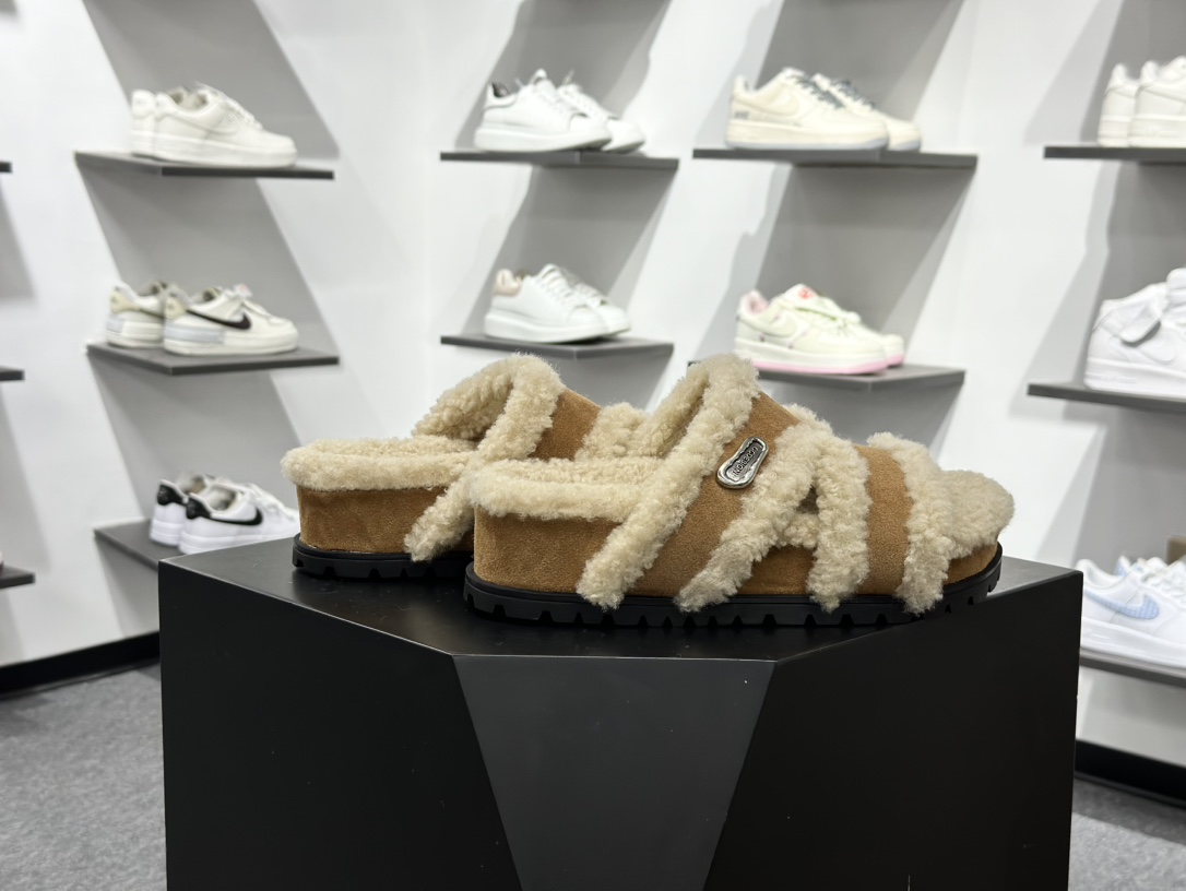 220 GG-CC GG-CC Chunky Low 厚底增高运动老爹鞋 G25Y9084B