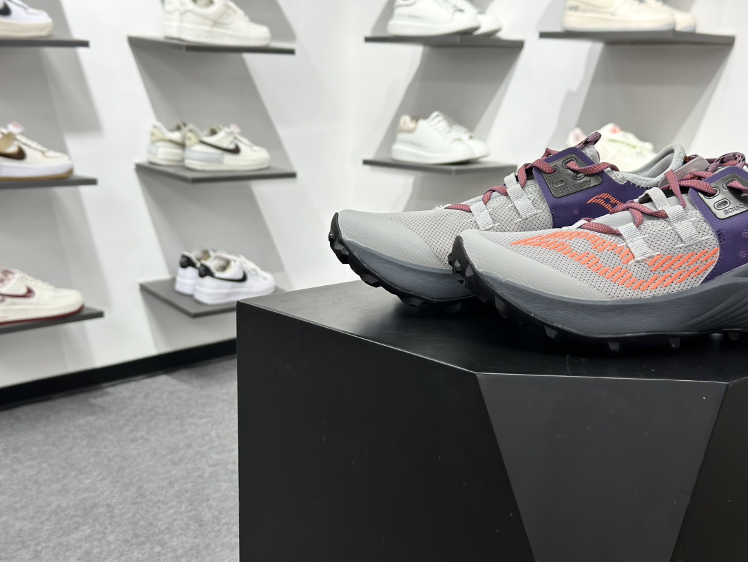 200 SAUCONY索康尼 ENDORPHIN RIFT系列 低帮缓震跑步鞋 S10856-125