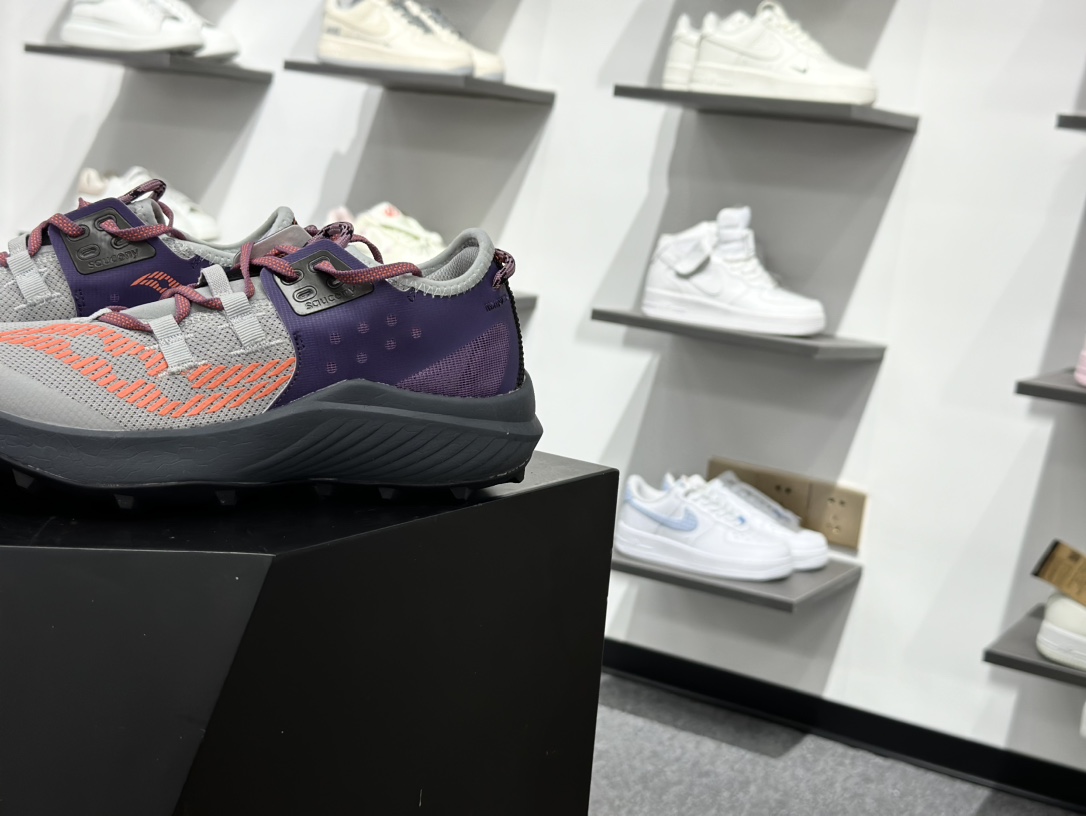 200 SAUCONY索康尼 ENDORPHIN RIFT系列 低帮缓震跑步鞋 S10856-125