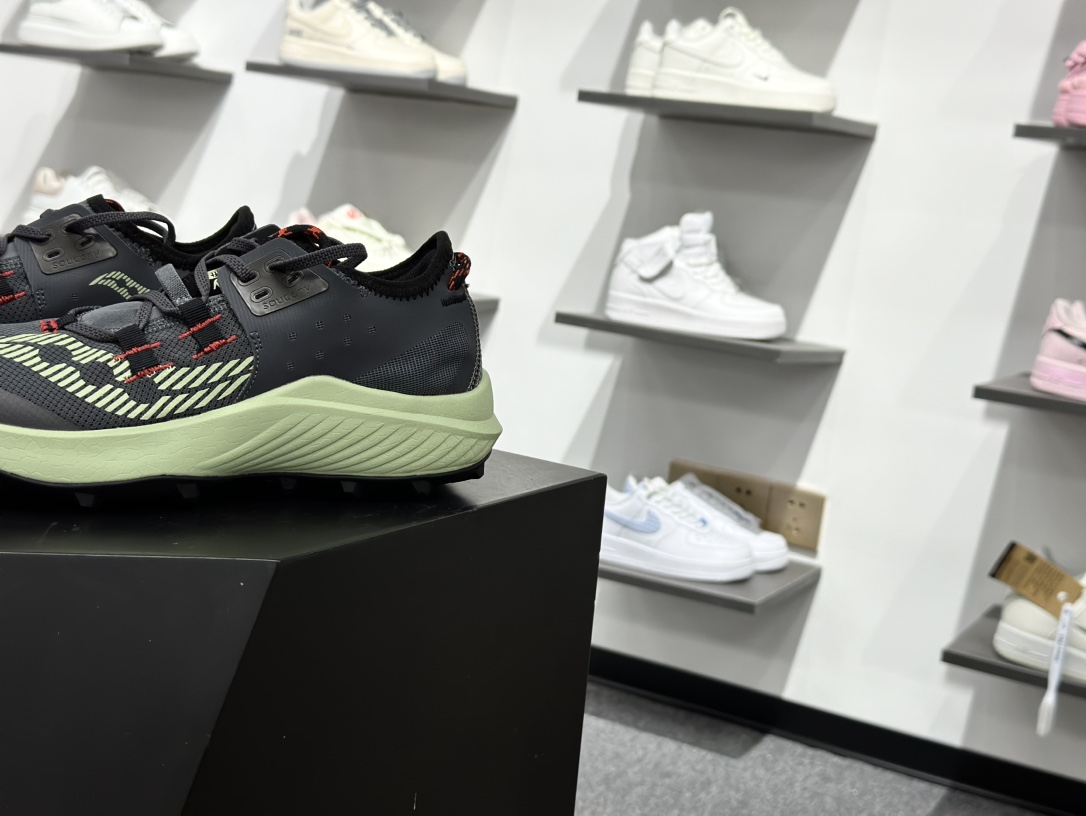 200 SAUCONY索康尼 ENDORPHIN RIFT系列 低帮缓震跑步鞋 S20856-31