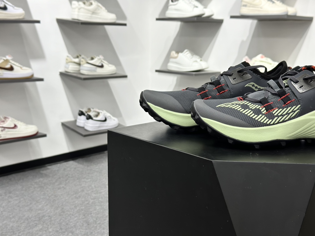 200 SAUCONY索康尼 ENDORPHIN RIFT系列 低帮缓震跑步鞋 S20856-31
