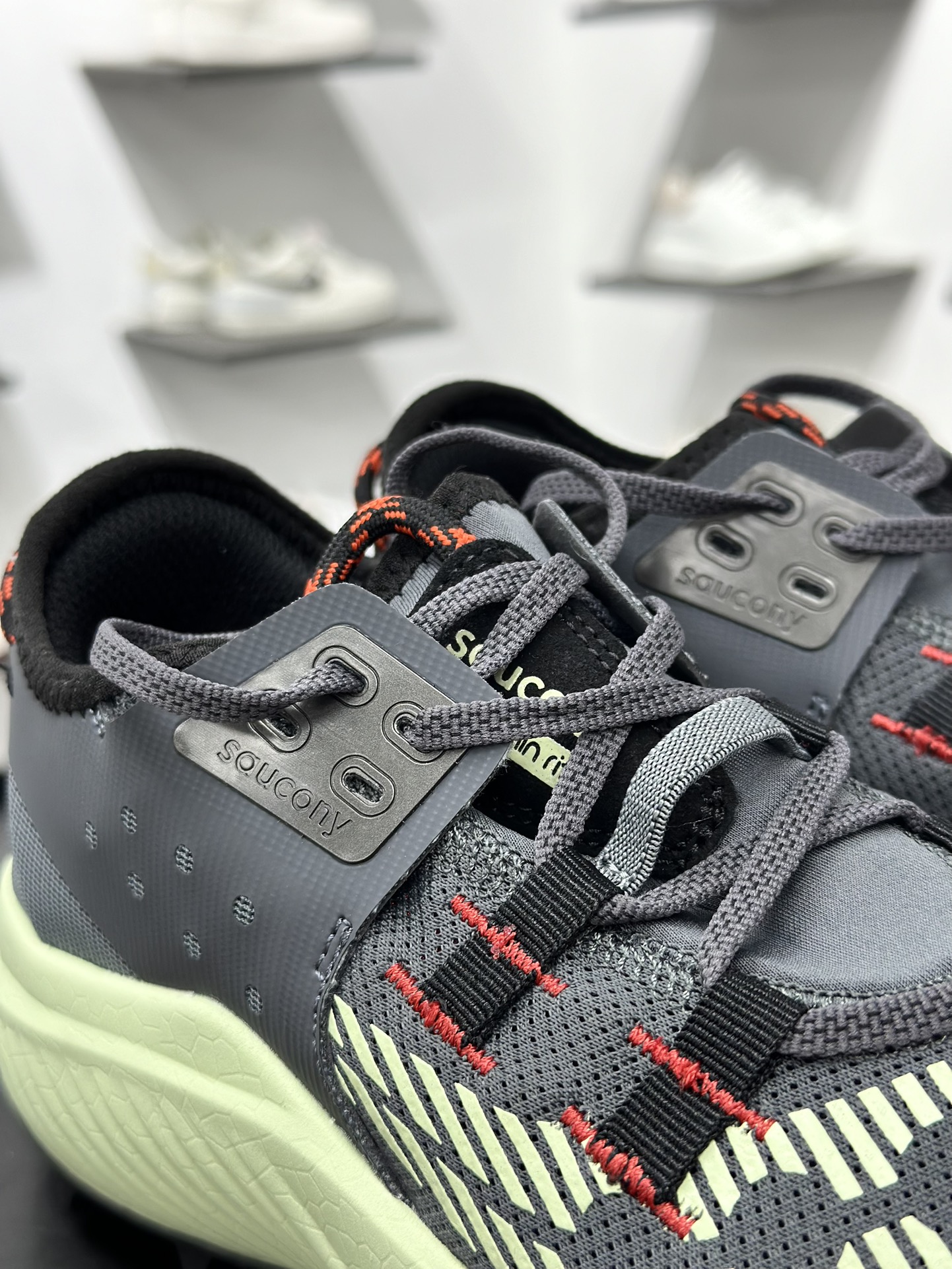 200 SAUCONY索康尼 ENDORPHIN RIFT系列 低帮缓震跑步鞋 S20856-31