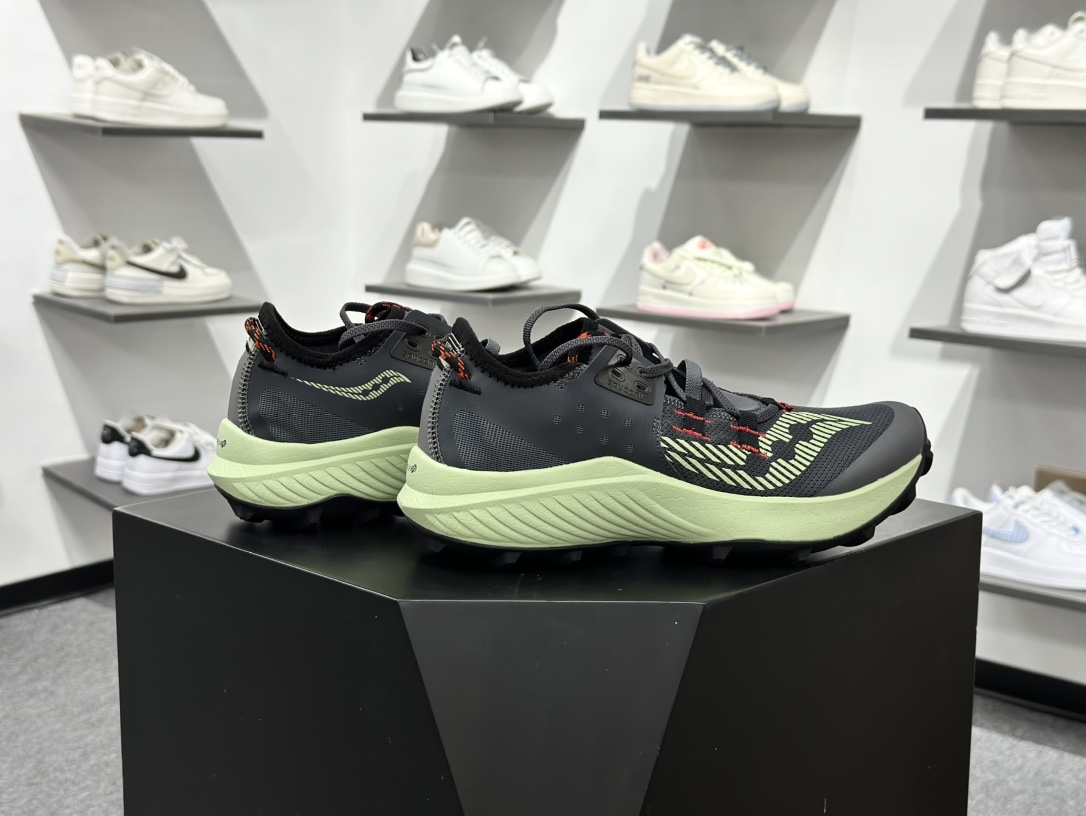 200 SAUCONY索康尼 ENDORPHIN RIFT系列 低帮缓震跑步鞋 S20856-31