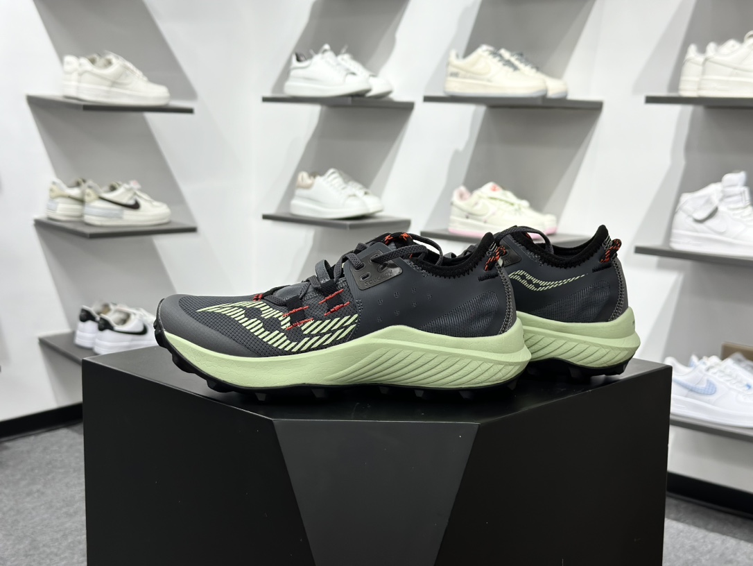 200 SAUCONY索康尼 ENDORPHIN RIFT系列 低帮缓震跑步鞋 S20856-31