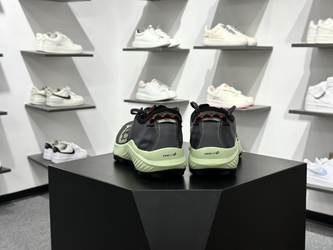 200 SAUCONY索康尼 ENDORPHIN RIFT系列 低帮缓震跑步鞋 S20856-31