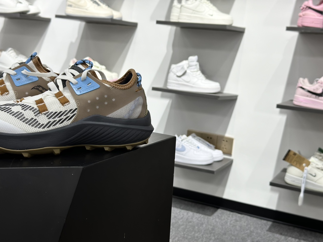 200 SAUCONY索康尼 ENDORPHIN RIFT系列 低帮缓震跑步鞋 S20856-20