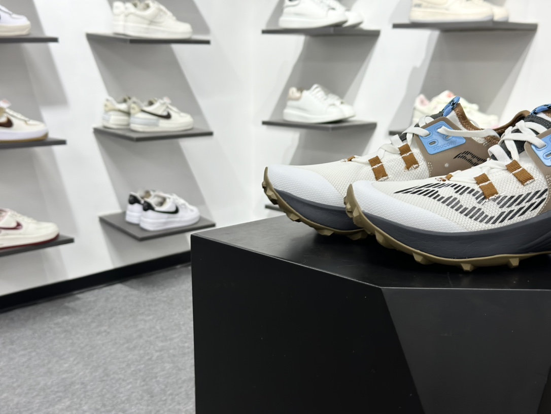 200 SAUCONY索康尼 ENDORPHIN RIFT系列 低帮缓震跑步鞋 S20856-20