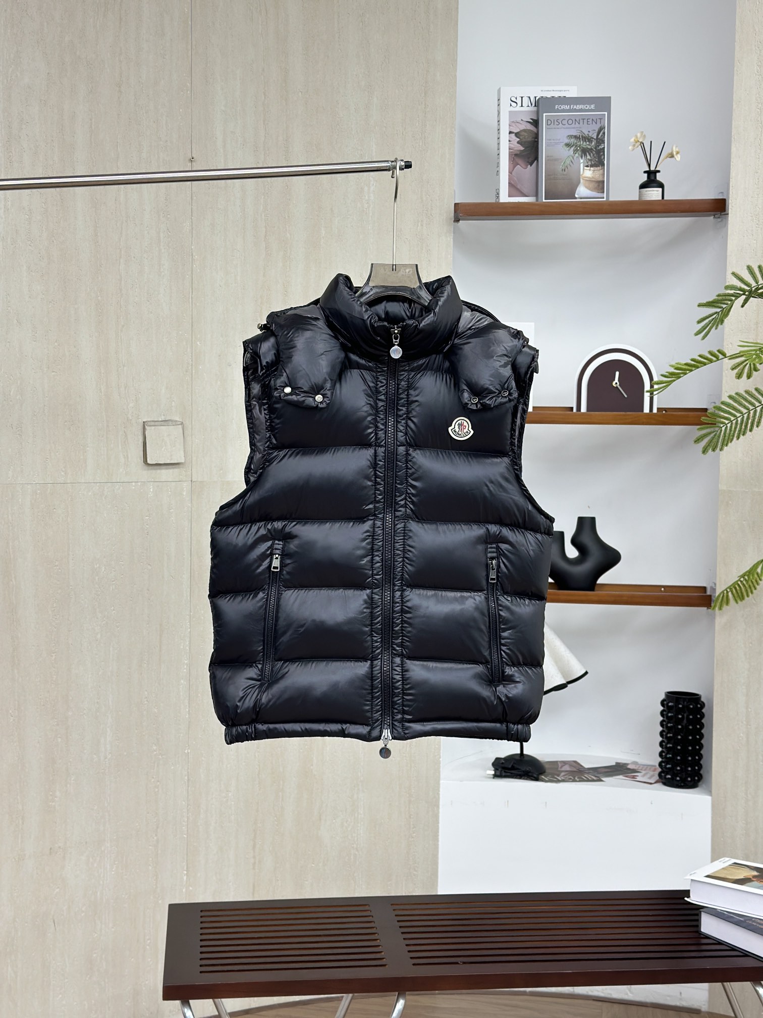 NO:661466,/Maya classic top hooded vest, a truly exclusive autumn and winter inner wear item, a belated good product from channels, basic style, can be worn alone or layered, it will have a more layered look!  1 Gray nylon lining, full of down filling, international standard 90 white goose down feathers!  High fluffiness, excellent warmth retention performance. 2 outer layer materials, customer supplied nylon fabric material!  Windproof and snowproof, with first-class feel and high density!  It is not only breathable and comfortable to wear, but also has good anti-low temperature, anti-static and anti-wrinkle effects!  3 The most classic and recognizable new stand-up collar design, with a detachable hood and brand logo embellishment, the upper body is very high-street style. 4 Zippers and hardware combinations make it more advanced!  Electroplated hardware and two-way zipper fly can adjust the shape of the clothing and lock in temperature!,,hats, 19860909/玛雅经典顶级连帽马甲背心 真正的独家款秋冬的内搭神器迟来的渠道好货,基础风格,可以单穿还可以搭配叠穿,会更有层次感！ 1灰色尼龙内衬,内里充绒饱满,国际标准90白鹅绒羽毛！蓬松度高,保暖性能超赞 2外层材质,客供m家尼龙面料材质！防风防雪,手感一流,密度高！穿起来不仅透气舒服,而且抗低温抗静电防皱效果也好！ 3最经典最具识别度的新款立领设计,帽子可拆卸,再加上品牌logo点缀,上身非常高街风 4拉链、五金搭配更显高级！电镀五金,双向拉链门襟可调整服装版型,同时更加能锁住温度!,,hats, ,Men's clothing