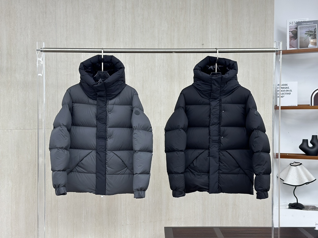 𝗠𝗼𝗻𝗰𝗹𝗲𝗿 𝗠𝗮𝗱𝗲𝗶𝗿𝗮/盟可睐 黑武士连帽羽绒服作为一个时尚的羽绒服，Moncl总是能在设计中发