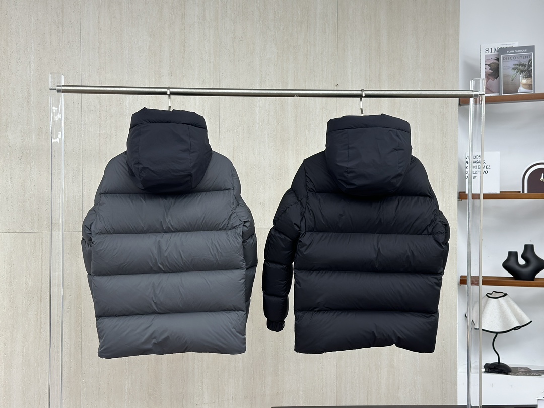 𝗠𝗼𝗻𝗰𝗹𝗲𝗿 𝗠𝗮𝗱𝗲𝗶𝗿𝗮/盟可睐 黑武士连帽羽绒服作为一个时尚的羽绒服，Moncl总是能在设计中发