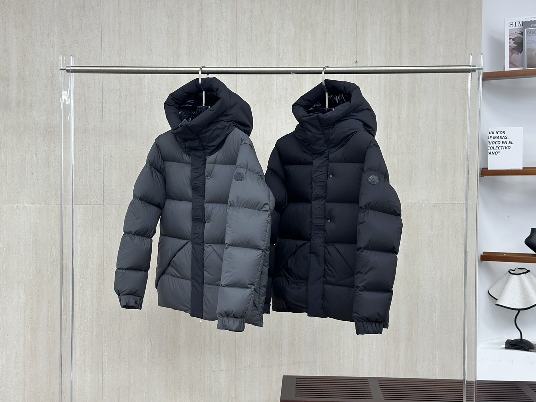 𝗠𝗼𝗻𝗰𝗹𝗲𝗿 𝗠𝗮𝗱𝗲𝗶𝗿𝗮/盟可睐 黑武士连帽羽绒服作为一个时尚的羽绒服，Moncl总是能在设计中发