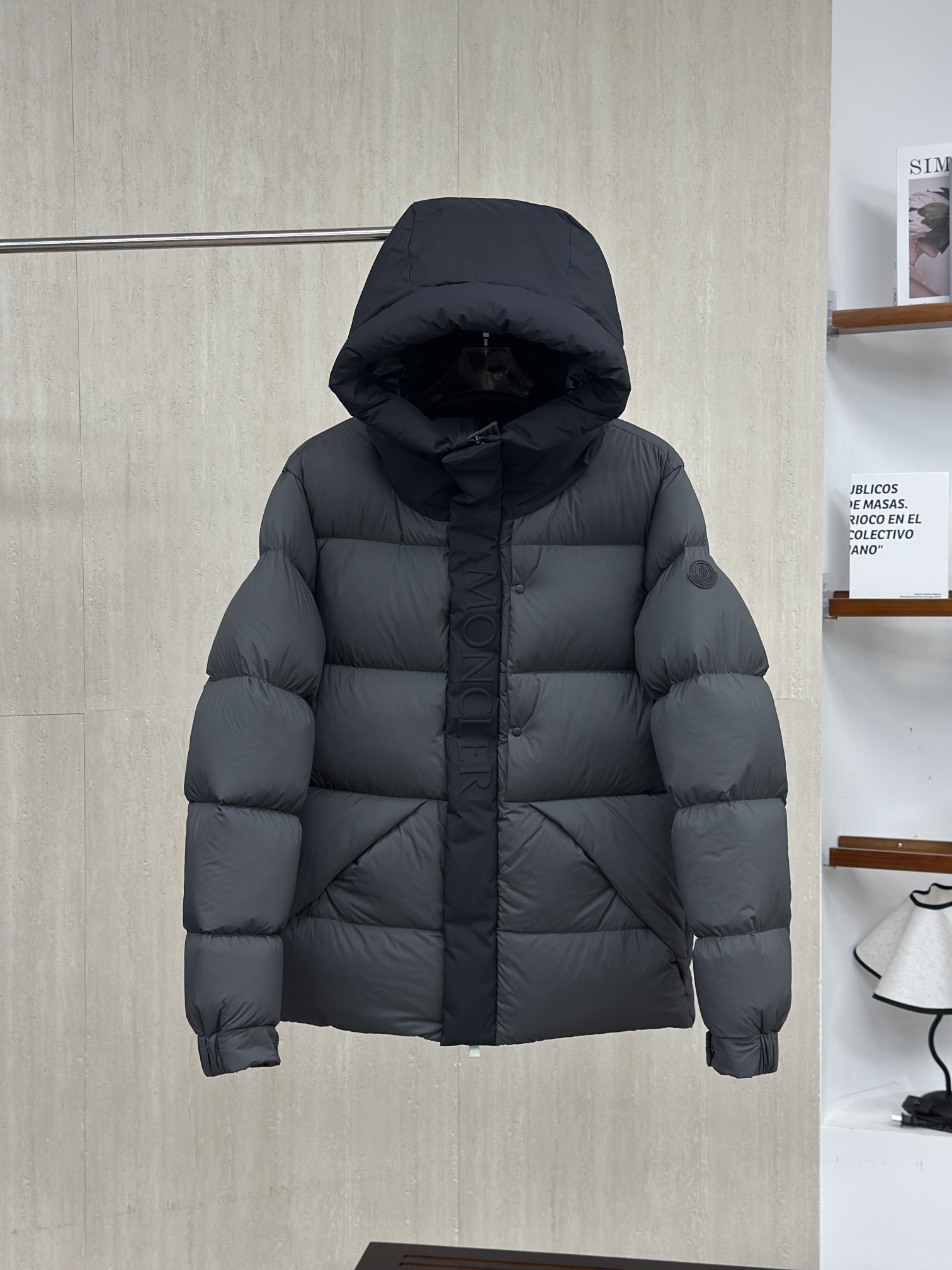 𝗠𝗼𝗻𝗰𝗹𝗲𝗿 𝗠𝗮𝗱𝗲𝗶𝗿𝗮/盟可睐 黑武士连帽羽绒服 【灰色】