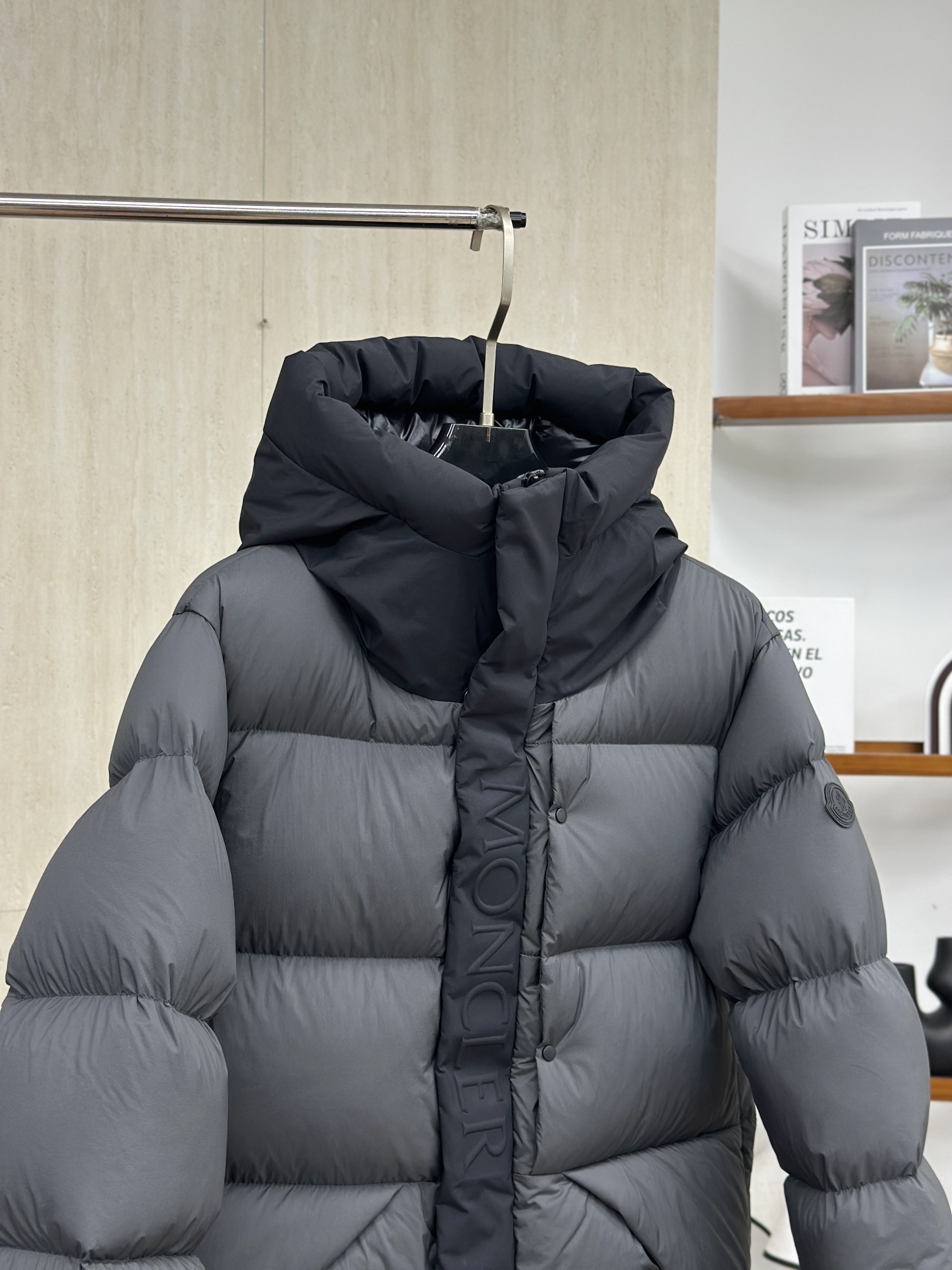 𝗠𝗼𝗻𝗰𝗹𝗲𝗿 𝗠𝗮𝗱𝗲𝗶𝗿𝗮/盟可睐 黑武士连帽羽绒服 【灰色】