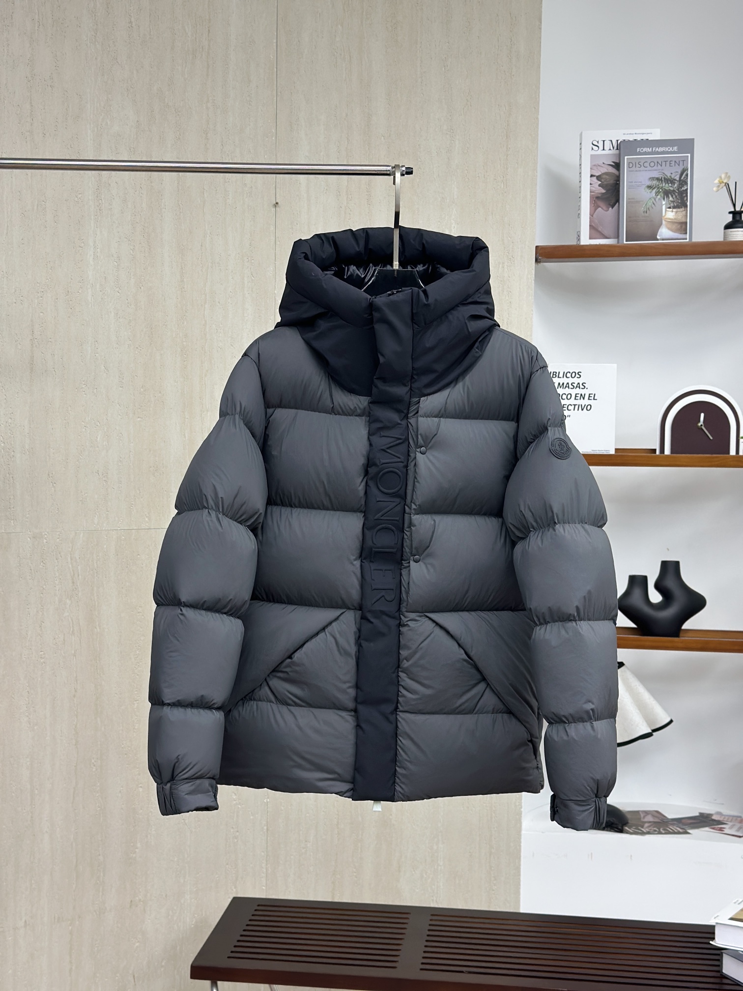 𝗠𝗼𝗻𝗰𝗹𝗲𝗿 𝗠𝗮𝗱𝗲𝗶𝗿𝗮/盟可睐 黑武士连帽羽绒服 【灰色】