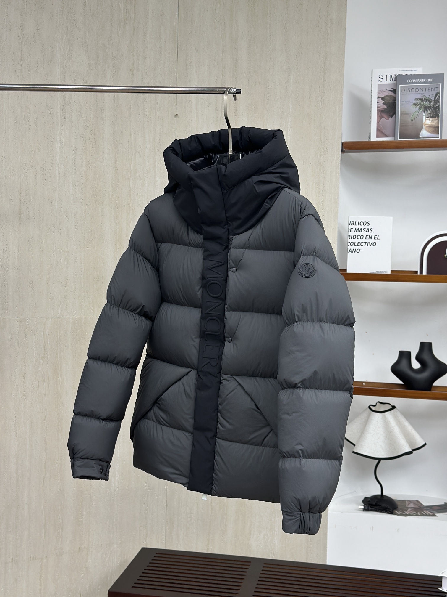 𝗠𝗼𝗻𝗰𝗹𝗲𝗿 𝗠𝗮𝗱𝗲𝗶𝗿𝗮/盟可睐 黑武士连帽羽绒服 【灰色】