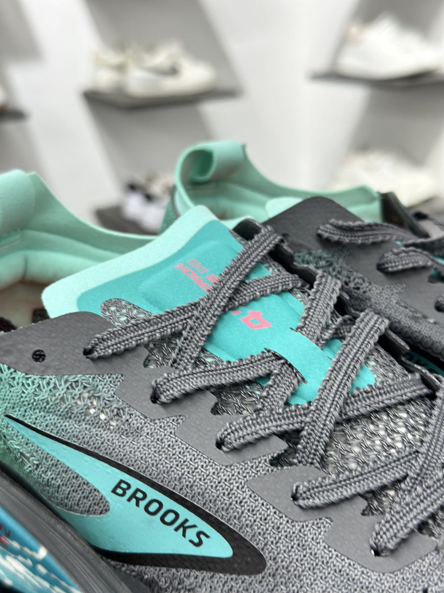 200 Brooks 布鲁克斯 Hyperion Elite 4 PB 超弹轻盈跑步鞋 低帮透气缓震支撑休闲运动慢跑鞋 100053 1D 136