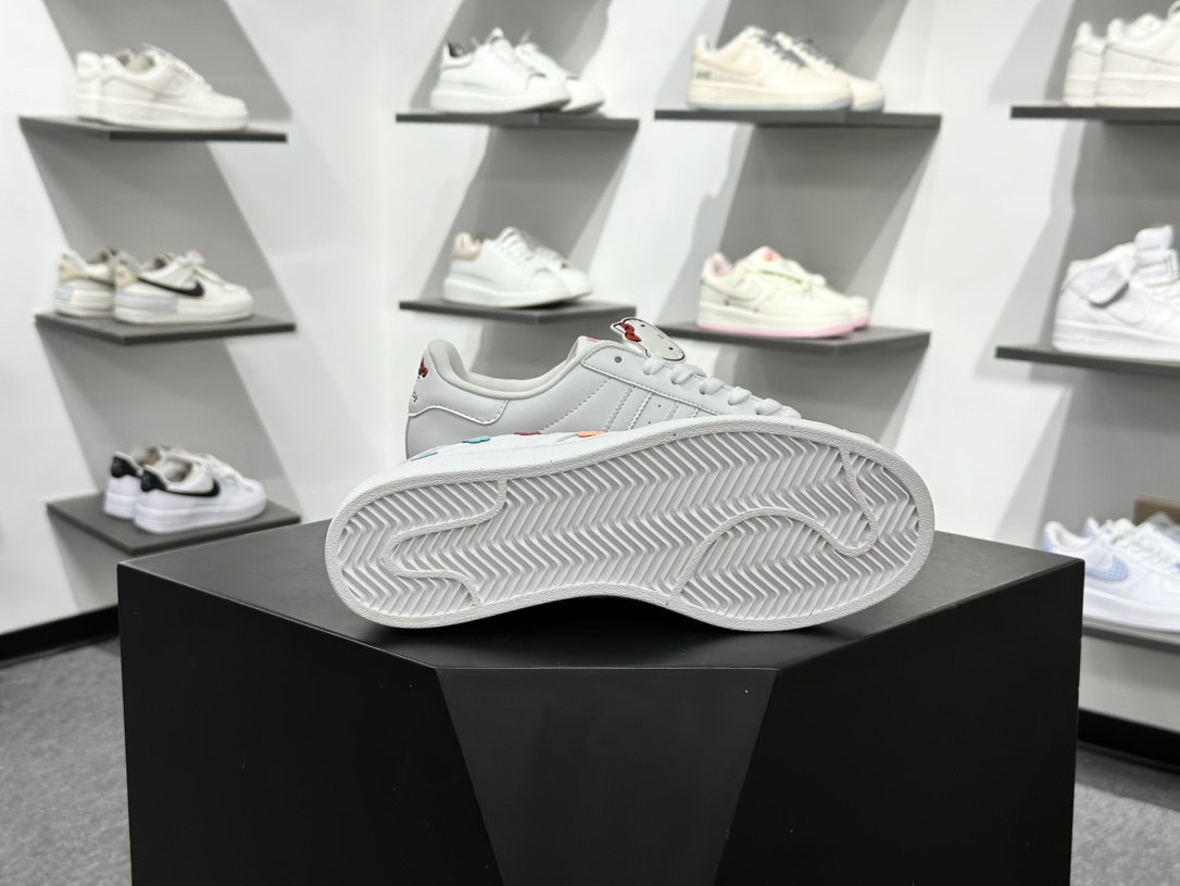 凯蒂猫《Hello Kitty》 x Adidas Originals Superstar 经典贝壳头系列低帮百搭休闲运动板鞋 ID7279