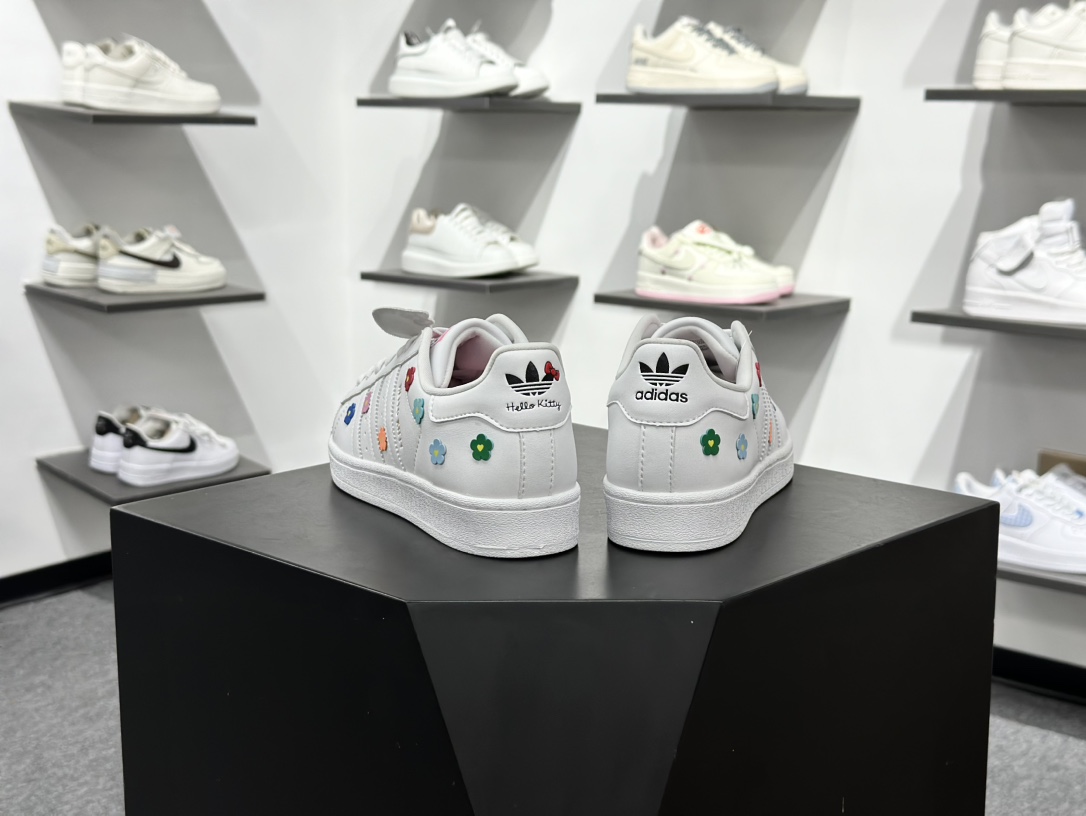 凯蒂猫《Hello Kitty》 x Adidas Originals Superstar 经典贝壳头系列低帮百搭休闲运动板鞋 ID7279