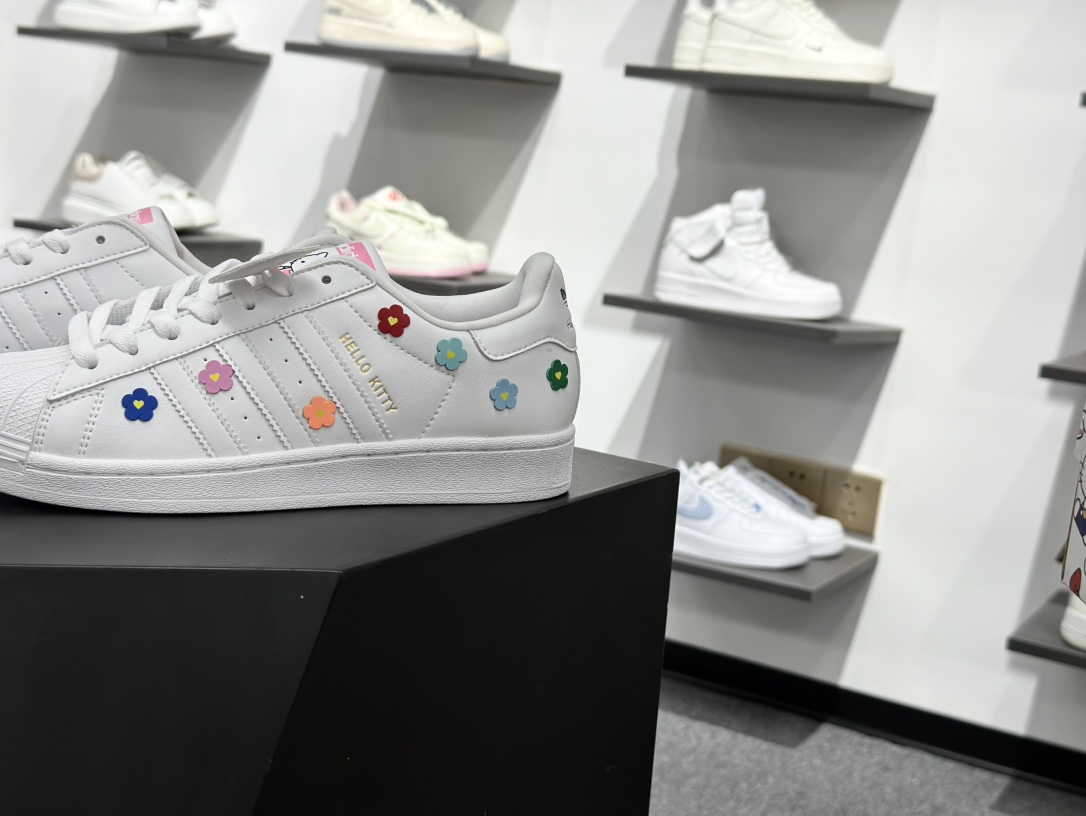 凯蒂猫《Hello Kitty》 x Adidas Originals Superstar 经典贝壳头系列低帮百搭休闲运动板鞋 ID7279