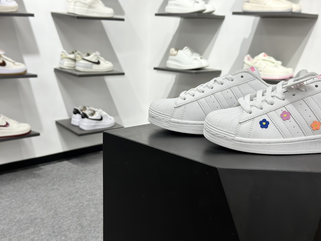 凯蒂猫《Hello Kitty》 x Adidas Originals Superstar 经典贝壳头系列低帮百搭休闲运动板鞋 ID7279