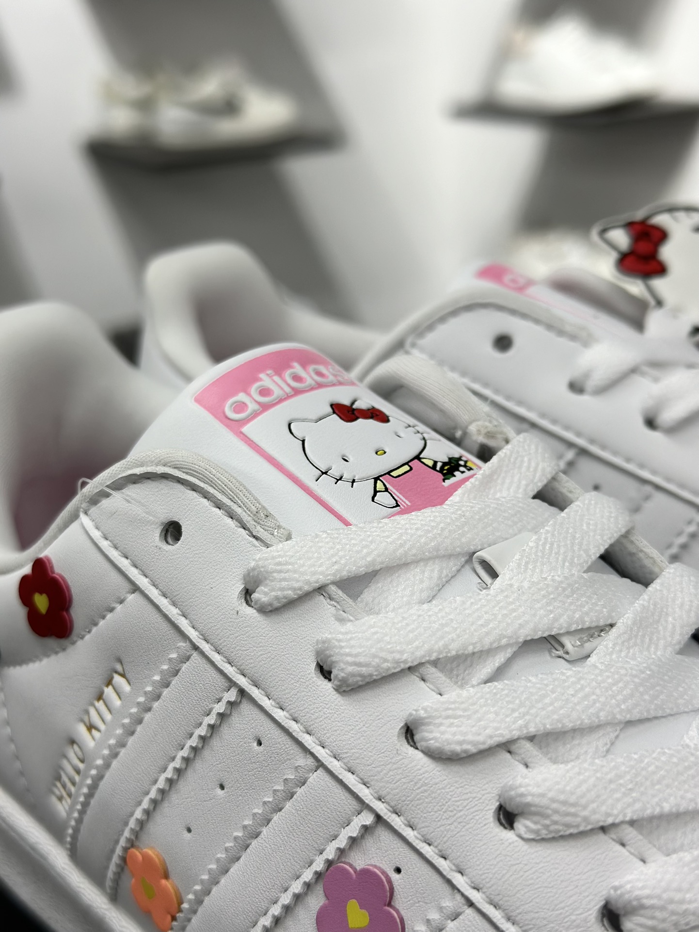 凯蒂猫《Hello Kitty》 x Adidas Originals Superstar 经典贝壳头系列低帮百搭休闲运动板鞋 ID7279