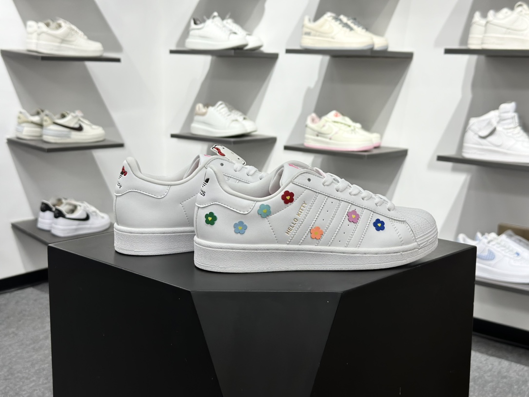 凯蒂猫《Hello Kitty》 x Adidas Originals Superstar 经典贝壳头系列低帮百搭休闲运动板鞋 ID7279
