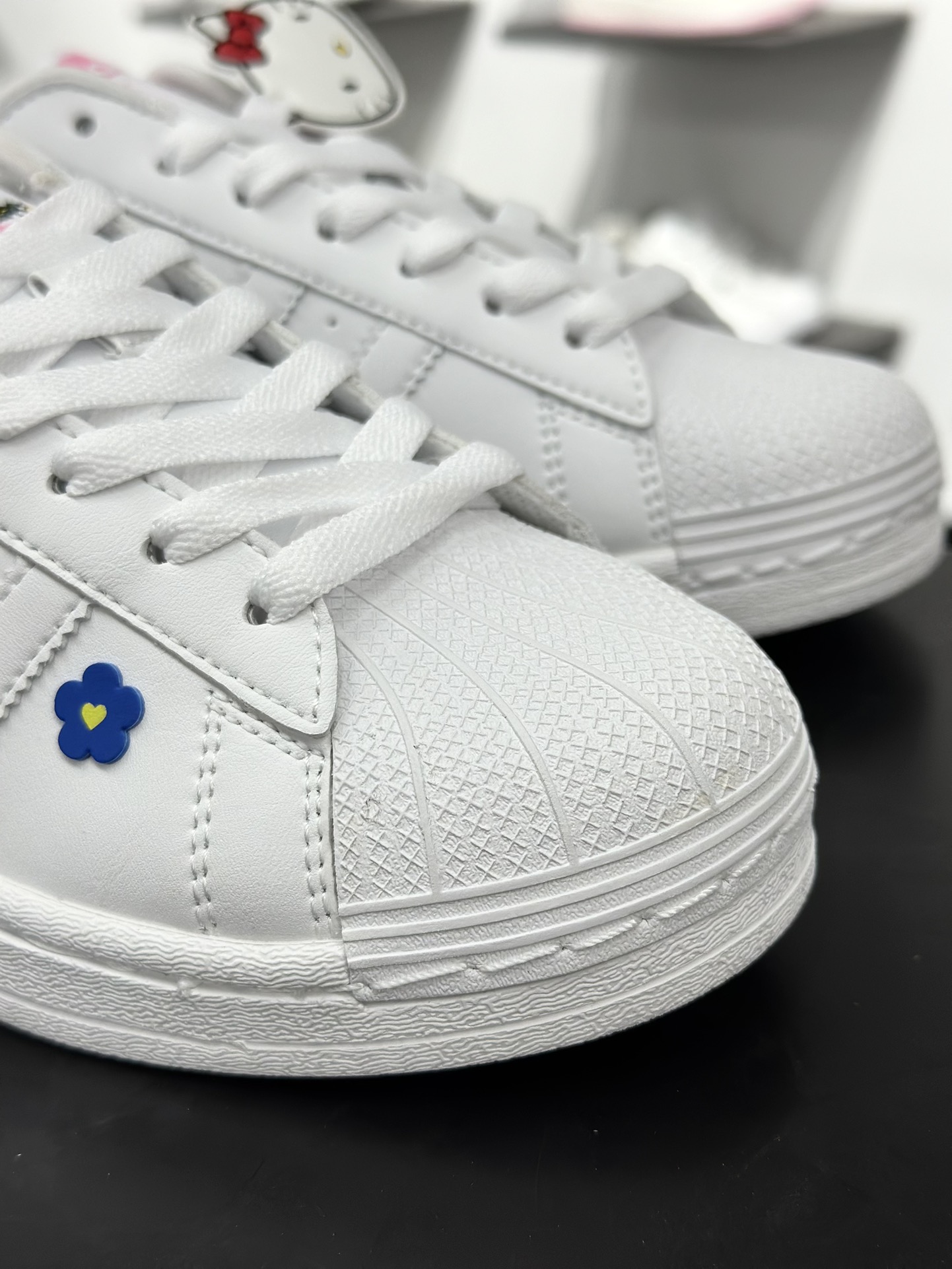 凯蒂猫《Hello Kitty》 x Adidas Originals Superstar 经典贝壳头系列低帮百搭休闲运动板鞋 ID7279