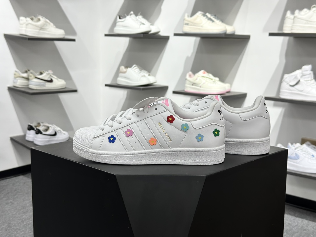 凯蒂猫《Hello Kitty》 x Adidas Originals Superstar 经典贝壳头系列低帮百搭休闲运动板鞋 ID7279