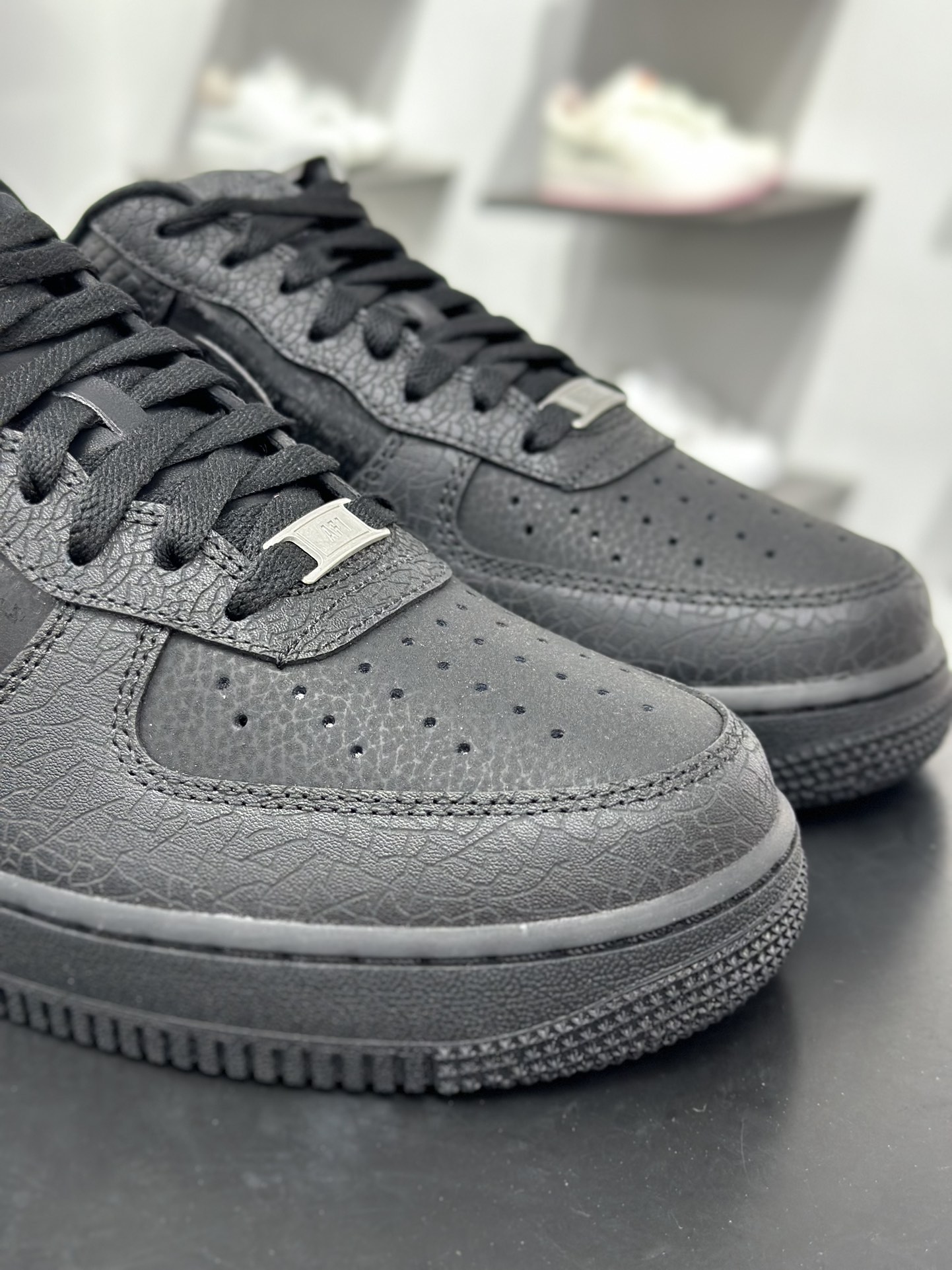 200 Nike Air Force 1 Low HQ1977-001