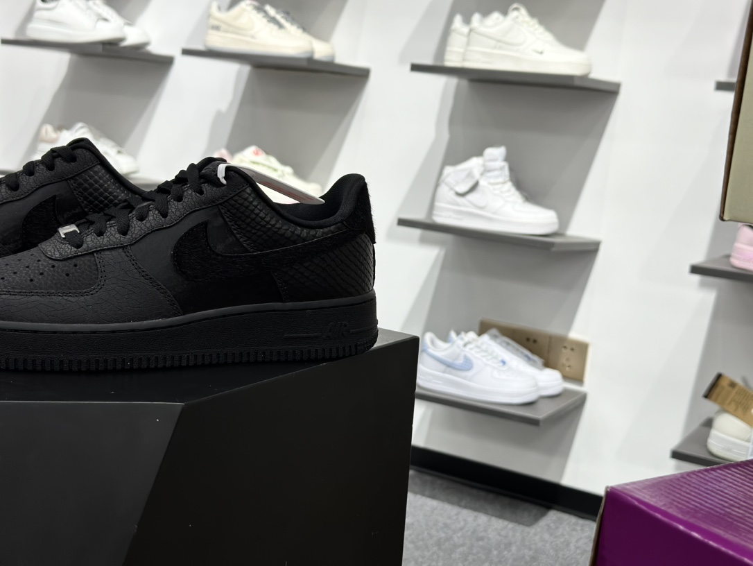 200 Nike Air Force 1 Low HQ1977-001