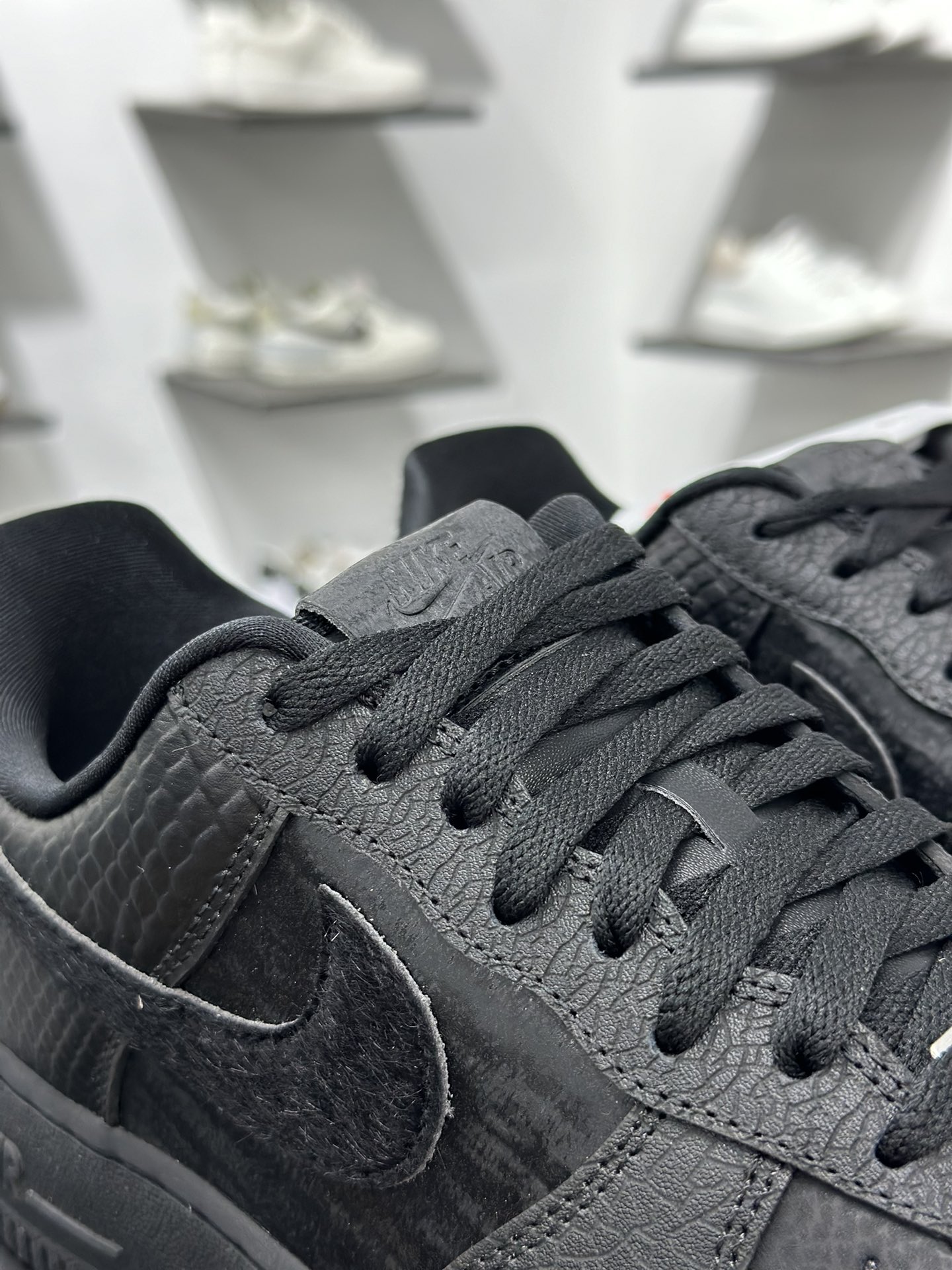 200 Nike Air Force 1 Low HQ1977-001