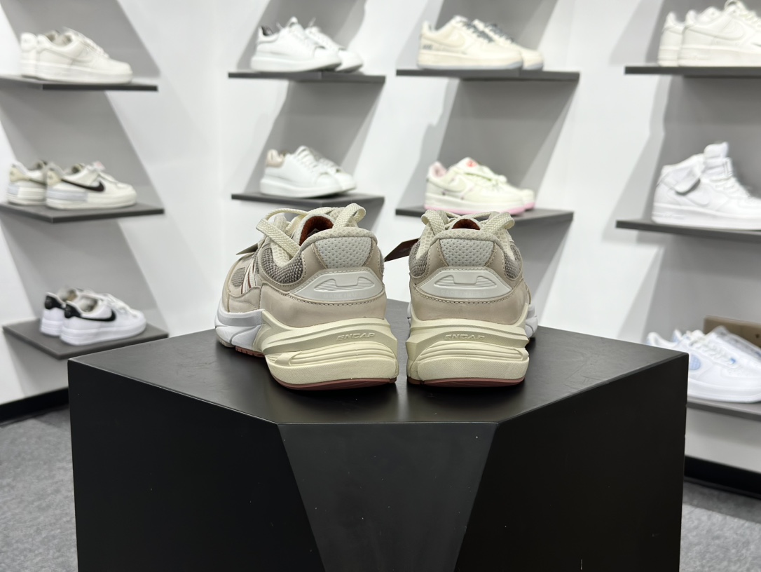 Loro Piana x New Balance 990系列 新百伦NB990V6 第六代总统复古慢跑鞋 联名灰酒红 U990LO6 Loro Piana x New Balance 990系列 新百伦NB990V6 第六代总统复古慢跑鞋 联名灰酒红 U990LO6