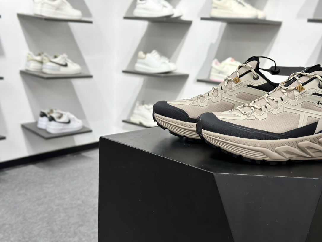 300 凯乐石KAILAS 运动户外防滑耐磨登山 徒步鞋 男款 墨黑 KS243