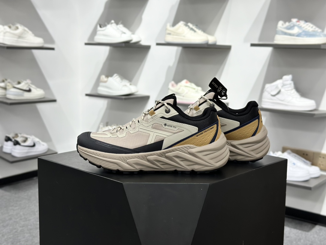 300 凯乐石KAILAS 运动户外防滑耐磨登山 徒步鞋 男款 墨黑 KS243