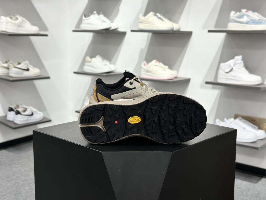 300 凯乐石KAILAS 运动户外防滑耐磨登山 徒步鞋 男款 墨黑 KS243