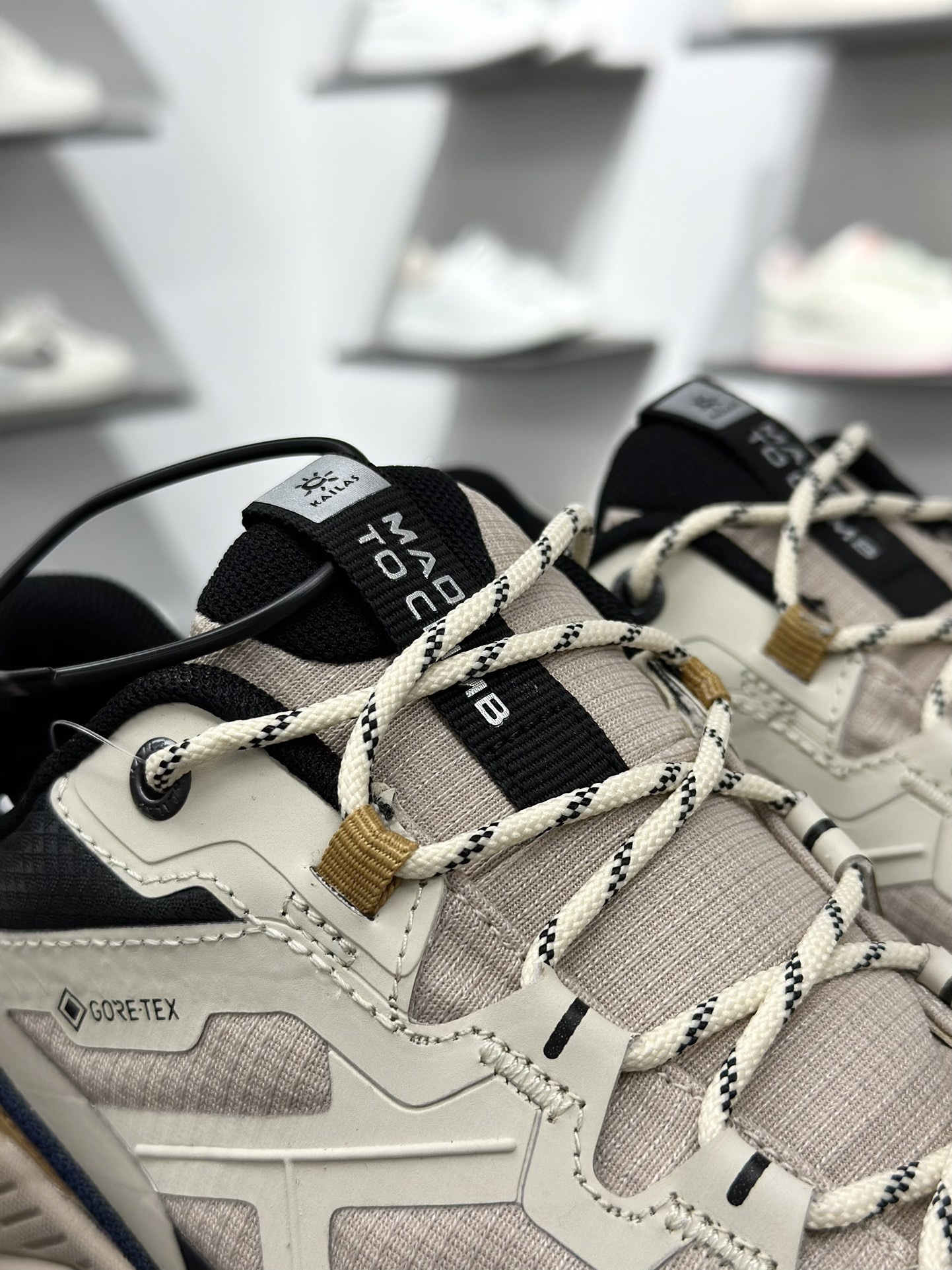 300 凯乐石KAILAS 运动户外防滑耐磨登山 徒步鞋 男款 墨黑 KS243