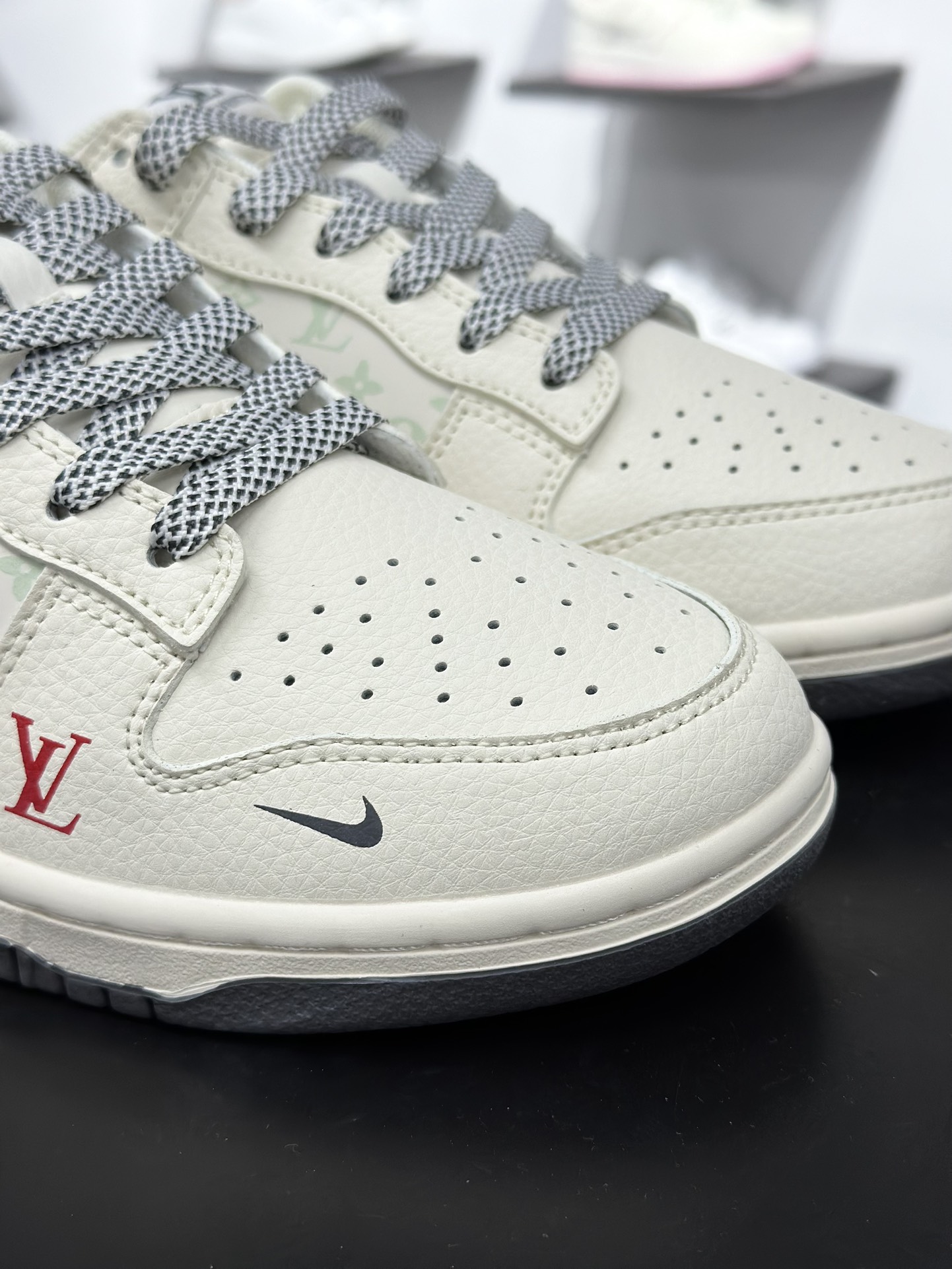 280 NK Dunk Low Retro ”DIY高端定制” LV米白藏蓝 低帮休闲运动板鞋 HT5088-610