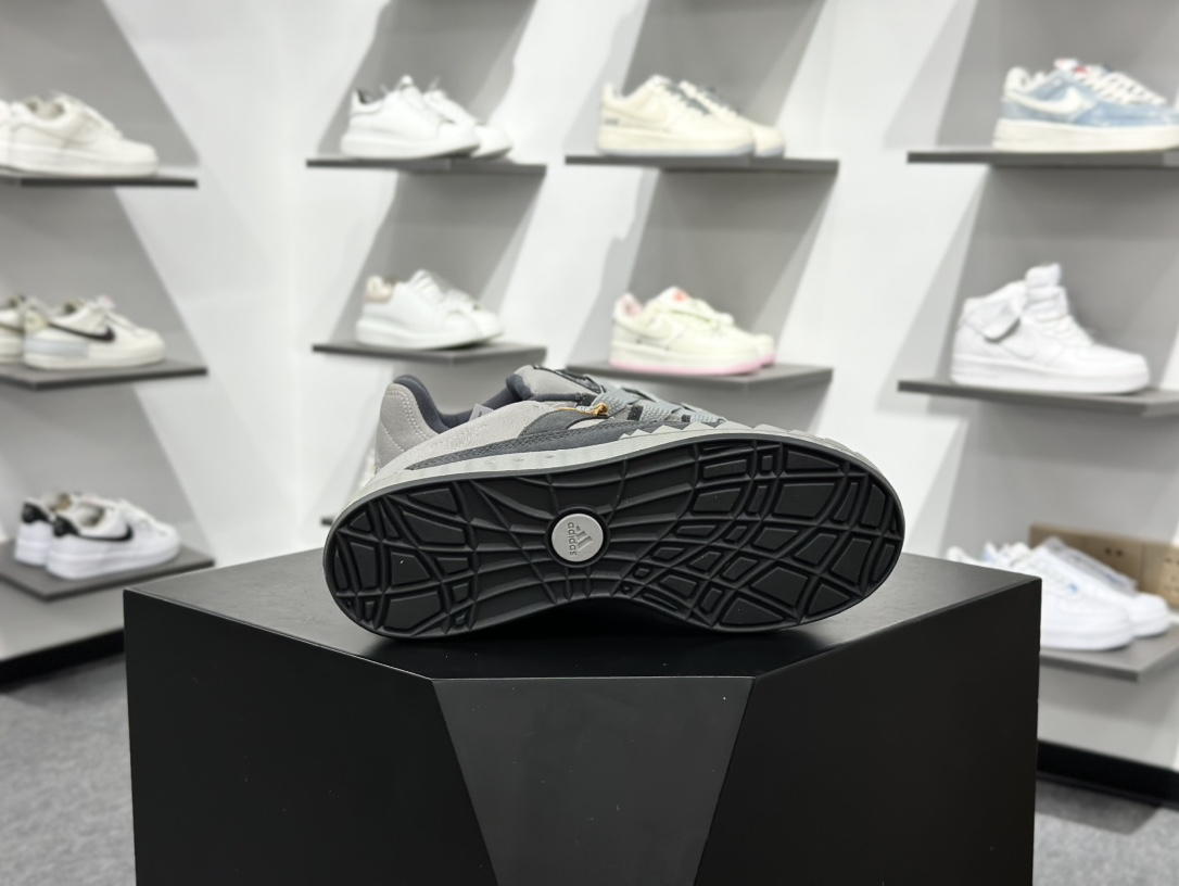 Adidas Adimatic Low 马蒂奇系列低帮 复古鲨鱼面包鞋运动休闲滑板板鞋 KI8885