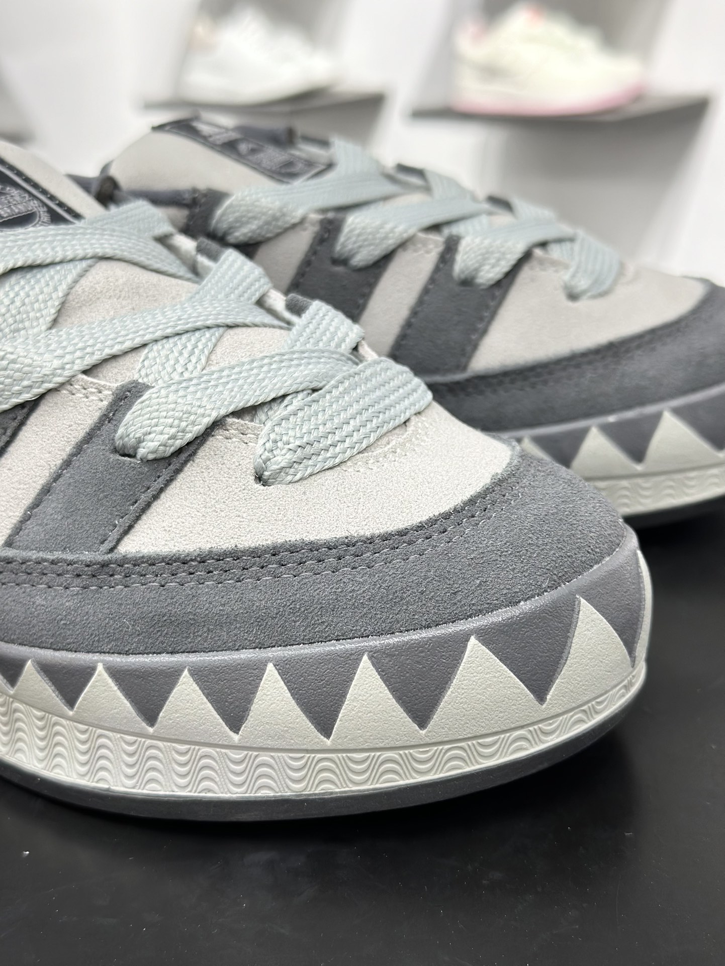 Adidas Adimatic Low 马蒂奇系列低帮 复古鲨鱼面包鞋运动休闲滑板板鞋 KI8885