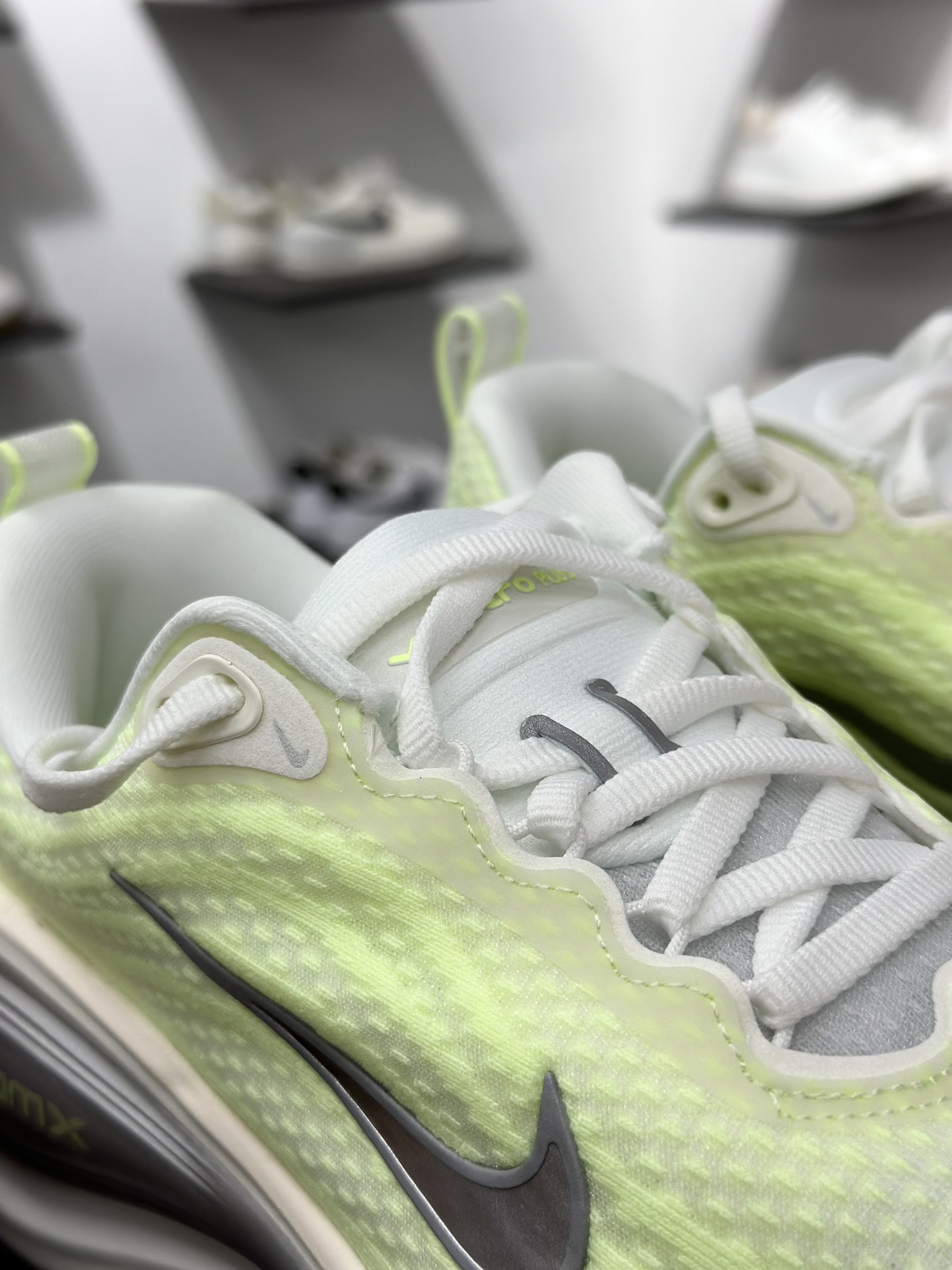 Nike Air Zoom Vomero Plus 运动跑鞋 HV8154-103